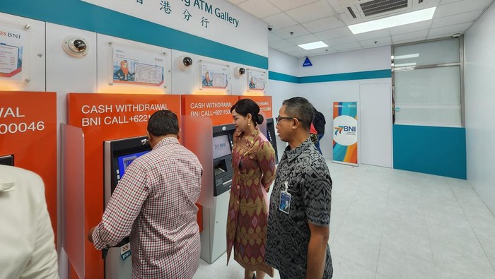 BNI memberikan layanan keuangan bagi diaspora Indonesia di Hong Kong. OJK turut meninjau layanan tersebut.