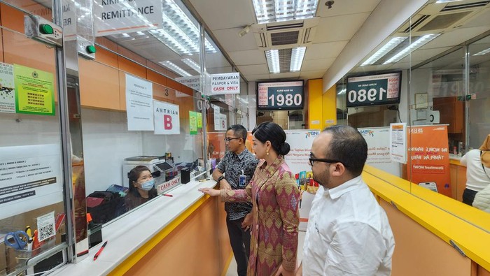 BNI memberikan layanan keuangan bagi diaspora Indonesia di Hong Kong. OJK turut meninjau layanan tersebut.