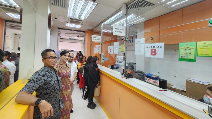 BNI memberikan layanan keuangan bagi diaspora Indonesia di Hong Kong. OJK turut meninjau layanan tersebut.