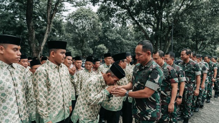 Panglima TNI Jenderal Agus Subiyanto melepas jemaah umrah yang memperoleh penghargaan Panglima TNI sebanyak 285 personel (dok. Ist)