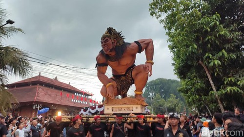 Parade ogoh-ogoh di Tabanan, Bali dalam rangka menyambut Nyepi 2024.