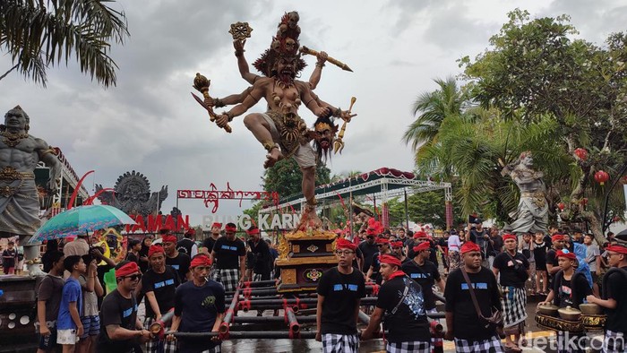 Parade ogoh-ogoh di Tabanan, Bali dalam rangka menyambut Nyepi 2024.