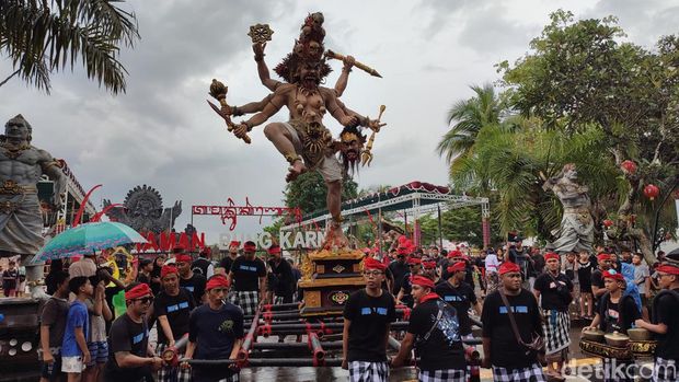 Parade ogoh-ogoh di Tabanan, Bali dalam rangka menyambut Nyepi 2024.