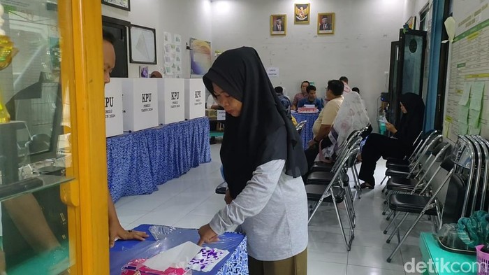 Pelaksanaan Pemungutan Suara Ulang di Cirebon.