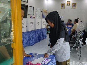 Semangat Rini Salurkan Suara untuk Caleg Pilihannya Saat PSU di Cirebon