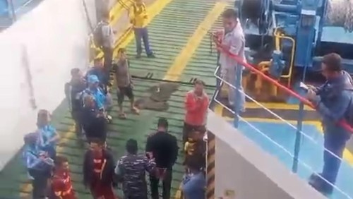 Tangkapan layar penangkapan kedua terduga pelaku curanmor yang dibekuk di Pelabuhan Gilimanuk, Bali, Sabtu (24/2/2024).