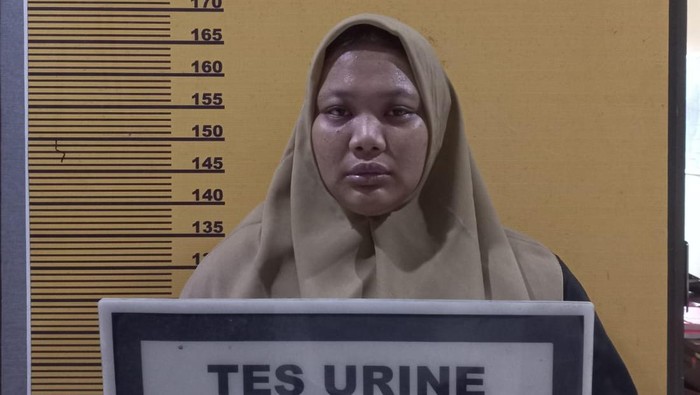 Pelaku penganiaya nenek di Indragiri Hulu saat ditangkap. (Dok Polres Inhu)