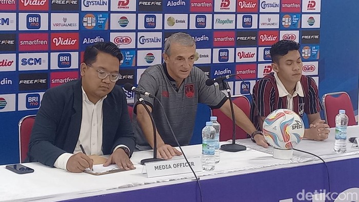 Pelatih Persis Solo Milomir Seslija (tengah) saat konferensi pers usai laga melawan Persik Kediri di Stadion Manahan, Solo, Sabtu (24/2/2024).