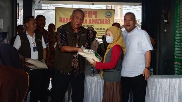 Pemberian beras untuk pedagang korban kebakaran pasar di Blora