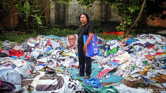 Pemilu Usai, Sampah Sisa APK Kemana? Indonesia baru saja selesai merayakan pesta demokrasi lima tahunan untuk menentukan para wakil rakyat. Pemilu usai, kini tersisa sampah alat peraga kampanye yang berserakan. Kemana?
Sampah-sampah sisa Alat Peraga Kampanye (APK) itu kemana?