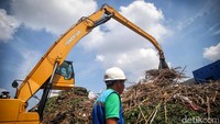 Menurut KLHK sisa sampah Pemilu 2024 itu terhitung lebih dari seperempat juta ton dengan sampah berbagai jenis. Usai masa kampanye, Alat Peraga Kampanye (APK) itu pun ditertibkan oleh Satuan Polisi Pamong Praja (Satpol PP).