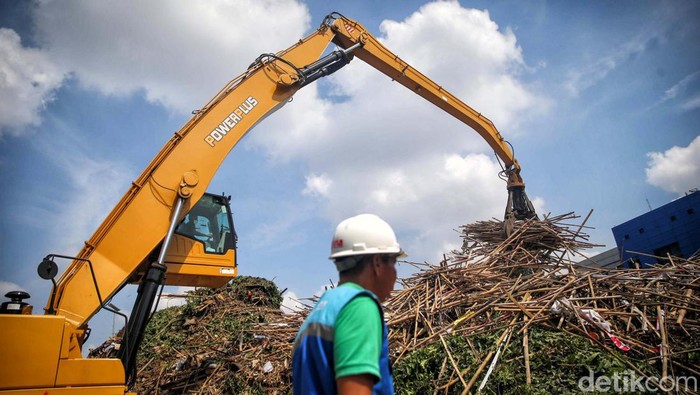 Pemilu Usai, Sampah Sisa APK Kemana? Indonesia baru saja selesai merayakan pesta demokrasi lima tahunan untuk menentukan para wakil rakyat. Pemilu usai, kini tersisa sampah alat peraga kampanye yang berserakan. Kemana?
Sampah-sampah sisa Alat Peraga Kampanye (APK) itu kemana?