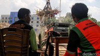 Dengan kurang lebih 30 ribu peserta calon anggota legislatif dan adanya pilpres, volume sampah yang ditimbulkan akibat kegiatan Pemilu 2024 minimal 784 ribu meter kubik atau 392 ribu ton.
