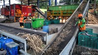 Sejumlah pekerja tengah melakukan pembuatan atribut partai politik di kawasan Bukit Duri, Jakarta Selatan. Memasuki masa kampanye, pesanan atribut partai pun naik hingga 10 kali lipat.