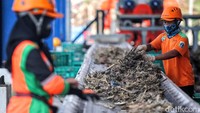 Setelah dicacah kemudian dicampurkan dengan sampah organik lainnya yang diolah kembali untuk menjadi pupuk kompos. Ada juga sekelompok anak muda yang memanfaatkan sampah APK Pemilu berupa spanduk, baliho dan poster untuk diolah kembali menjadi barang bernilai ekonomi.