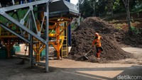 Tak hanya mengumpulkan spanduk dan baliho bekas APK saja, sekumpulan anak-anak muda ini juga melakukan Riset dan Pengembangan akan barang yang ingin mereka hasilkan. Tak semua olahan bisa dijual ke pasaran, ada juga kebanyakan yang mereka gunakan sendiri.