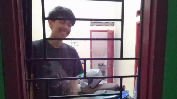 Pemuda Lampung Selatan terkurung dalam kos minta bantuan damkar.