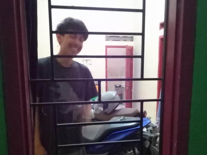 Pemuda Lampung Selatan terkurung dalam kos minta bantuan damkar.
