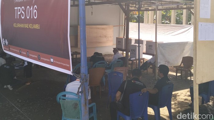 Pemungutan suara ulang di TPS 16, Kelurahan Wae Kelambu, Labuan Bajo, NTT.