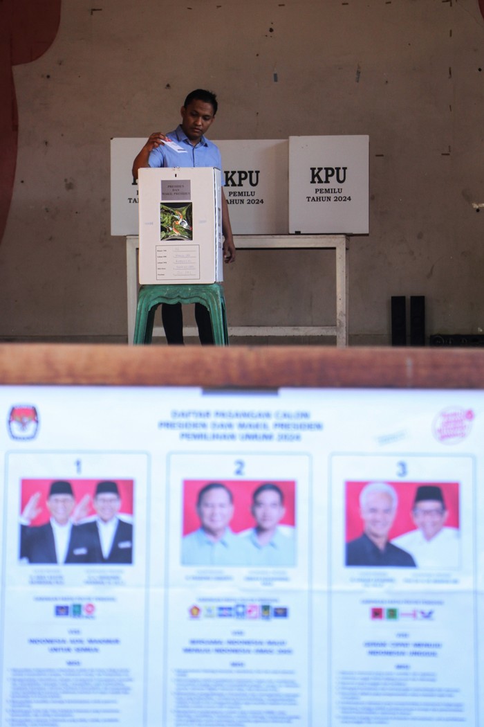 Pemungutan Suara Ulang Pemilu 2024 di Makassar Warga menggunakan hak pilihnya saat mengikuti pemungutan suara ulang (PSU) Pemilu 2024 di Tempat Pemungutan Suara (TPS) 36, Kelurahan Minasa Upa, Makassar, Sulawesi Selatan, Sabtu (24/2/2024). KPU Kota Makassar menggelar PSU di delapan TPS untuk pemilihan presiden dan wakil presiden (Pilpres) dan dua TPS untuk Pilpres dan pemilihan Dewan Perwakilan Daerah (DPD) atas rekomendasi Bawaslu setelah ditemukan adanya warga yang menggunakan hak suaranya namun tidak terdaftar di dalam Daftar Pemilih Tambahan (DPTb). ANTARA FOTO/Arnas Padda/nz