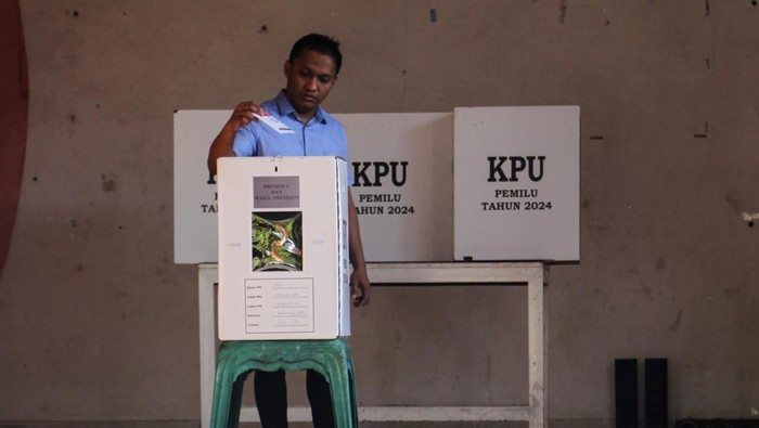 Warga menggunakan hak pilihnya saat mengikuti pemungutan suara ulang (PSU) Pemilu 2024 di Tempat Pemungutan Suara (TPS) 36, Kelurahan Minasa Upa, Makassar, Sulawesi Selatan, Sabtu (24/2/2024). KPU Kota Makassar menggelar PSU di delapan TPS untuk pemilihan presiden dan wakil presiden (Pilpres) dan dua TPS untuk Pilpres dan pemilihan Dewan Perwakilan Daerah (DPD) atas rekomendasi Bawaslu setelah ditemukan adanya warga yang menggunakan hak suaranya namun tidak terdaftar di dalam Daftar Pemilih Tambahan (DPTb). ANTARA FOTO/Arnas Padda/nz