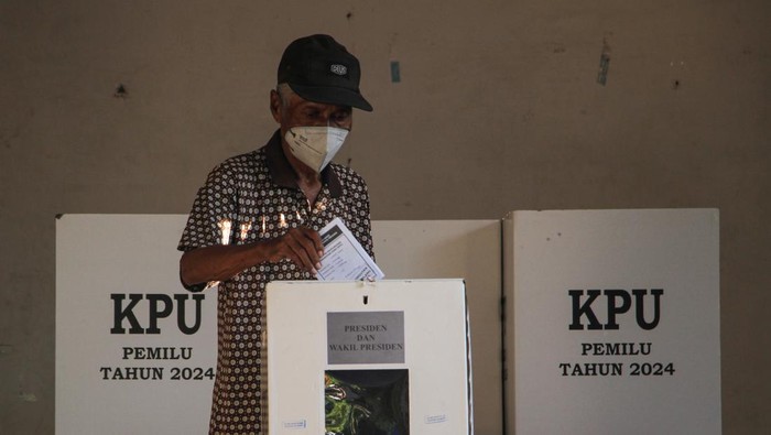 Pemungutan Suara Ulang Pemilu 2024 di Makassar Warga menggunakan hak pilihnya saat mengikuti pemungutan suara ulang (PSU) Pemilu 2024 di Tempat Pemungutan Suara (TPS) 36, Kelurahan Minasa Upa, Makassar, Sulawesi Selatan, Sabtu (24/2/2024). KPU Kota Makassar menggelar PSU di delapan TPS untuk pemilihan presiden dan wakil presiden (Pilpres) dan dua TPS untuk Pilpres dan pemilihan Dewan Perwakilan Daerah (DPD) atas rekomendasi Bawaslu setelah ditemukan adanya warga yang menggunakan hak suaranya namun tidak terdaftar di dalam Daftar Pemilih Tambahan (DPTb). ANTARA FOTO/Arnas Padda/nz