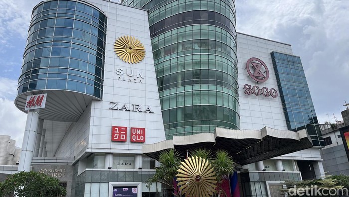 Penampakan gedung Sun Plaza Medan yang dulunya lokasi Polda Sumut. (Finta Rahyuni/detikSumut)