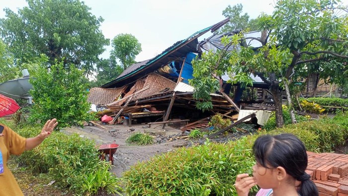 Penampakan rumah warga di Bone rusak berat diterjang puting beliung. Dokumen Istimewa