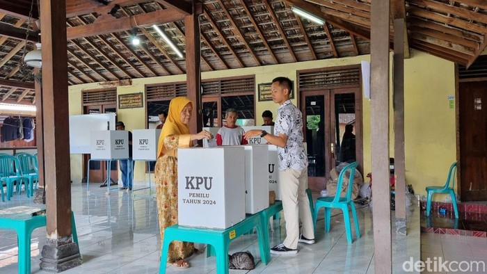 Suasana pemungutan suara ulang (PSU) di TPS 03 Tirtonirmolo, Kasihan, Bantul, Sabtu (24/2/2024).