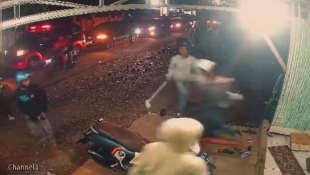 Pengantar jenazah serang rumah warga di Maros, Sulsel.