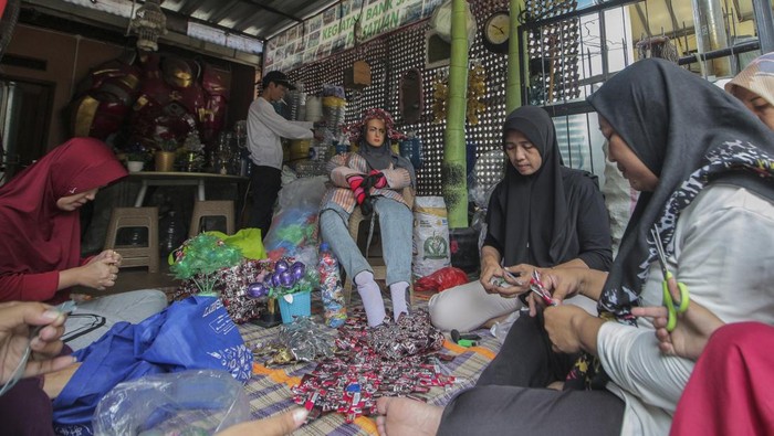 Perajin menyelesaikan kerajinan tas berbahan sampah plastik di Bank Sampah Persatuan, Duren Sawit, Jakarta, Jumat (23/2/2024). Selain untuk meningkatkan nilai jual limbah plastik, pemberdayaan masyarakat dalam produksi kerajinan daur ulang tersebut juga bertujuan mengampanyekan cara memproses yang lebih bijak dan ramah lingkungan. ANTARA FOTO/Jhogy Nabhasa Siahan/app/aww.