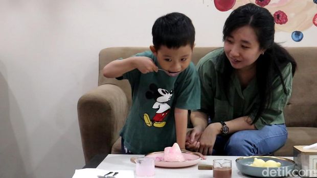 Pengunjung menikmati sajian dessert di Story Cafe