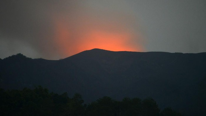 Gunung Marapi yang mengeluarkan batu pijar terlihat dari Jorong Batang Silasiah, Nagari Bukik Batabuah, Agam, Sumatera Barat, Jumat (23/2/2024) malam. Pos Pengamatan Gunung Api (PGA) Marapi di Bukittinggi mencatat sejak Senin (19/2/2024) hingga Jumat (23/2) sore, aktivitas gunung yang berstatus siaga level III tersebut meningkat dengan 13 kali letusan dan 219 kali hembusan. ANTARA FOTO/Iggoy el Fitra/aww.