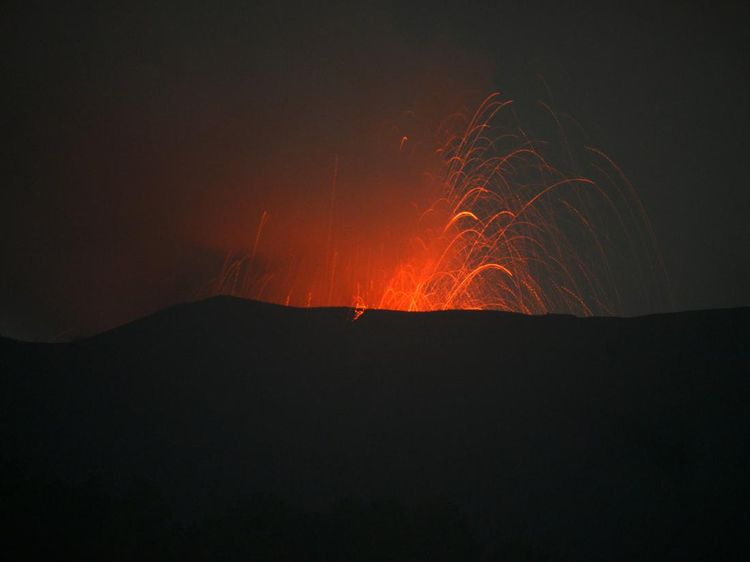 Momen Gunung Marapi Muntahkan Batu Pijar