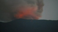 Gunung Marapi yang mengeluarkan batu pijar terlihat dari Jorong Batang Silasiah, Nagari Bukik Batabuah, Agam, Sumatera Barat, Jumat (23/2/2024) malam.