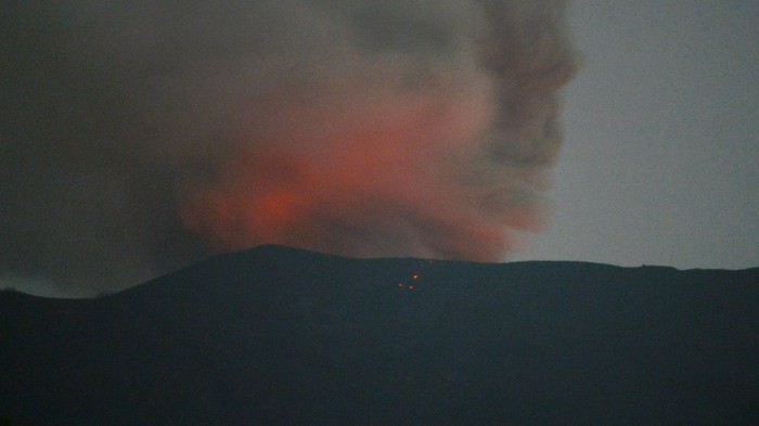 Gunung Marapi yang mengeluarkan batu pijar terlihat dari Jorong Batang Silasiah, Nagari Bukik Batabuah, Agam, Sumatera Barat, Jumat (23/2/2024) malam. Pos Pengamatan Gunung Api (PGA) Marapi di Bukittinggi mencatat sejak Senin (19/2/2024) hingga Jumat (23/2) sore, aktivitas gunung yang berstatus siaga level III tersebut meningkat dengan 13 kali letusan dan 219 kali hembusan. ANTARA FOTO/Iggoy el Fitra/aww.