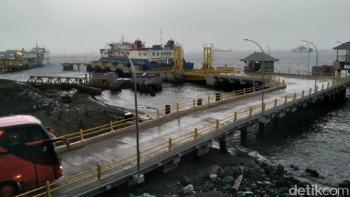 Penyebrangan di Lintas Ketapang-Gilimanuk ditunda akibat cuaca buruk, Sabtu (24/2/2024).