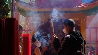 Umat Konghucu di Kota Pontianak melaksanakan sembahyang Cap Go Meh yang jatuh pada hari ke-15 setelah Tahun Baru Imlek untuk memohon berkah, keselamatan dan perlindungan dari Yang Maha Kuasa. ANTARA FOTO/Jessica Wuysang.