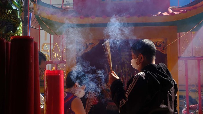 Warga memberi angpau kepada pemain liong barongsai Macan Putih pada perayaan Cap Go Meh di kawasan Pasar Gede, Solo, Jawa Tengah, Sabtu (24/2/2024). Peringatan Cap Go Meh dengan berkeliling mengambil angpau dari rumah warga dan pertokoan menutup 15 hari rangkaian perayaan Tahun Baru Imlek warga keturunan Tionghoa di Kota Solo. ANTARA FOTO/Mohammad Ayudha/nz