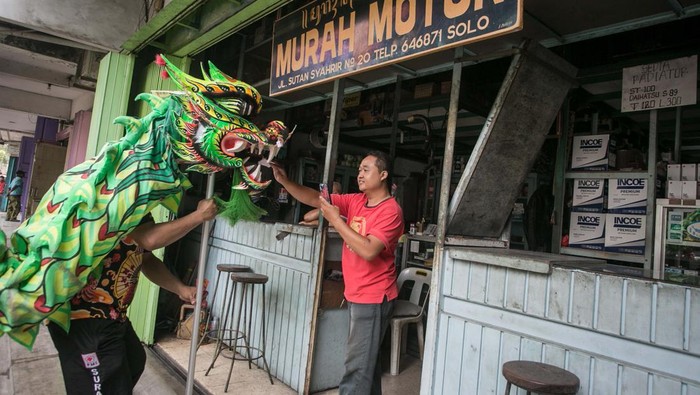 Warga memberi angpau kepada pemain liong barongsai Macan Putih pada perayaan Cap Go Meh di kawasan Pasar Gede, Solo, Jawa Tengah, Sabtu (24/2/2024). Peringatan Cap Go Meh dengan berkeliling mengambil angpau dari rumah warga dan pertokoan menutup 15 hari rangkaian perayaan Tahun Baru Imlek warga keturunan Tionghoa di Kota Solo. ANTARA FOTO/Mohammad Ayudha/nz