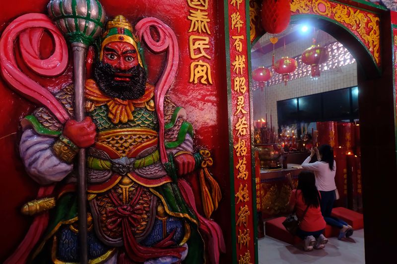 Warga memberi angpau kepada pemain liong barongsai Macan Putih pada perayaan Cap Go Meh di kawasan Pasar Gede, Solo, Jawa Tengah, Sabtu (24/2/2024). Peringatan Cap Go Meh dengan berkeliling mengambil angpau dari rumah warga dan pertokoan menutup 15 hari rangkaian perayaan Tahun Baru Imlek warga keturunan Tionghoa di Kota Solo. ANTARA FOTO/Mohammad Ayudha/nz