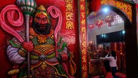 Penganut Konghucu bersembahyang di Kelenteng Tri Dharma Dwi Dharma Bhakti, di Pontianak, Kalimantan Barat, Sabtu (24/2/024). ANTARA FOTO/Jessica Wuysang