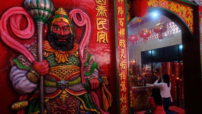 Warga memberi angpau kepada pemain liong barongsai Macan Putih pada perayaan Cap Go Meh di kawasan Pasar Gede, Solo, Jawa Tengah, Sabtu (24/2/2024). Peringatan Cap Go Meh dengan berkeliling mengambil angpau dari rumah warga dan pertokoan menutup 15 hari rangkaian perayaan Tahun Baru Imlek warga keturunan Tionghoa di Kota Solo. ANTARA FOTO/Mohammad Ayudha/nz