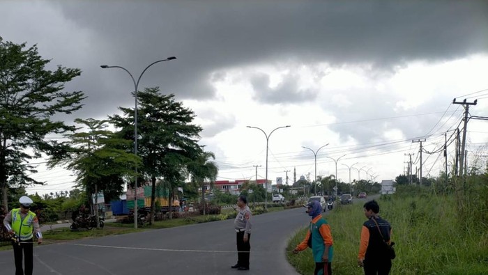 Polisi olah TKP di lokasi kecelakaan yang menewaskan Syamsir di Palembang.