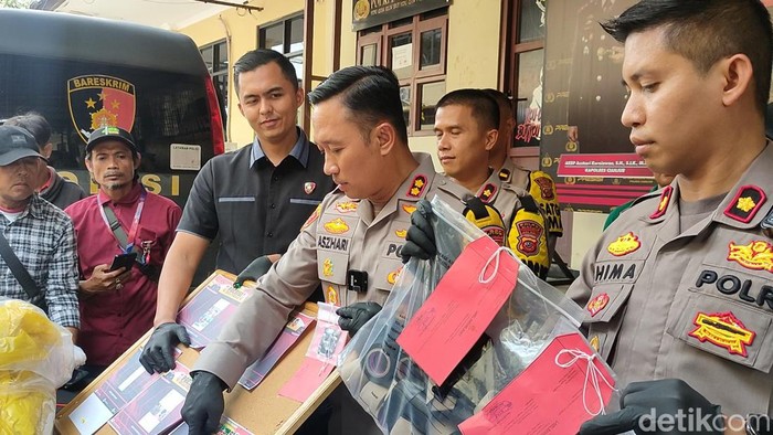 Polisi saat perlihatkan sejumlah barang bukti di kasus pembunuhan Andri di hotel Cianjur.