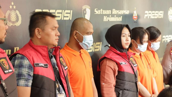 Polres Metro Jakarta Barat membongkar kasus perdagangan bayi di Tambora, Jakarta Barat, Jumat (23/2/2024).