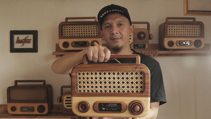 Perajin menunjukkan radio kayu di Pacet, Cianjur, Jawa Barat, Sabtu (24/2/2024). Kerajinan radio berbahan kayu tersebut pernah menjadi salah satu suvenir resmi pada KTT G20 di Bali dan telah di pasarkan ke sejumlah daerah di Indonesia dengan harga Rp1 juta hingga Rp3 juta per unit  ANTARA FOTO/Henry Purba/tom.