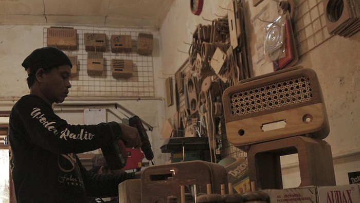 Perajin menunjukkan radio kayu di Pacet, Cianjur, Jawa Barat, Sabtu (24/2/2024). Kerajinan radio berbahan kayu tersebut pernah menjadi salah satu suvenir resmi pada KTT G20 di Bali dan telah di pasarkan ke sejumlah daerah di Indonesia dengan harga Rp1 juta hingga Rp3 juta per unit  ANTARA FOTO/Henry Purba/tom.