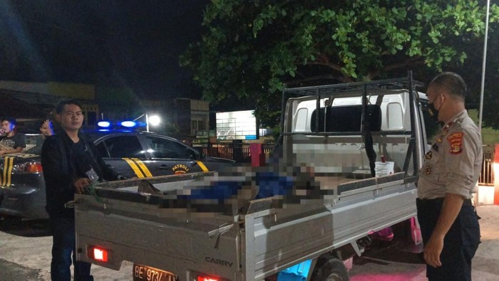 Proses evakuasi jasad korban pembunuhan di Bandar Lampung.