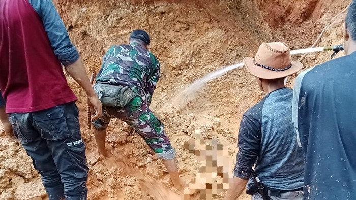 Proses evakuasi jasad korban terkena longsoran di Kaur Bengkulu.